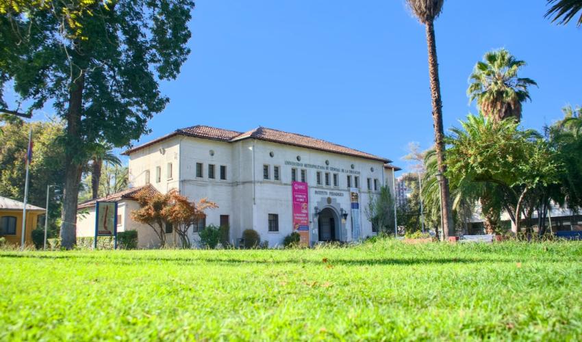 Frontis y Museo del Instituto Pedagógico Valentín Letelier de la UMCE.