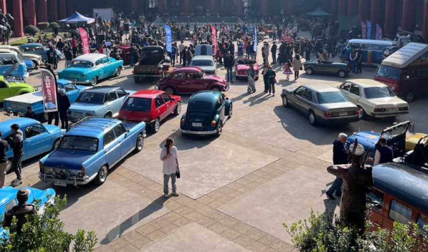 Muestra autos clásicos para toda la familia