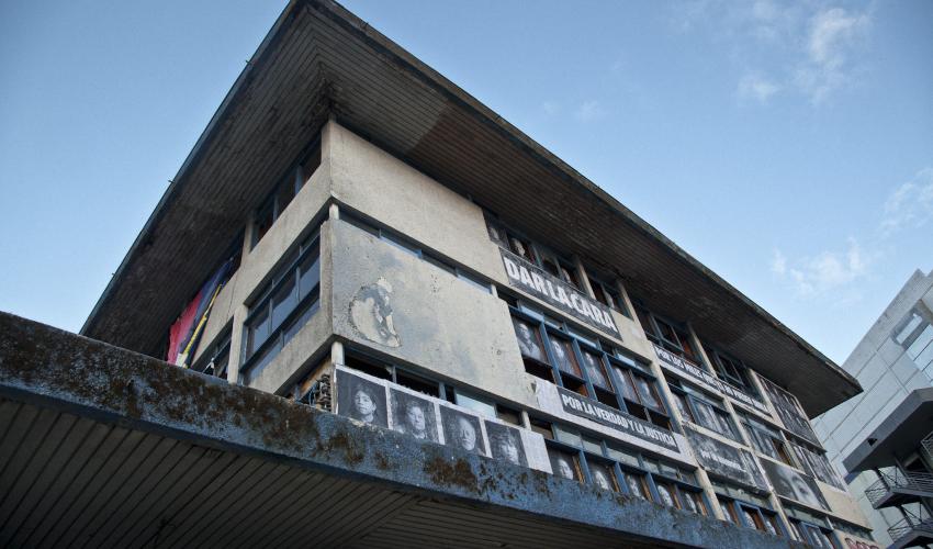 Frontis del edificio de Egaña 60 visto desde el patio. 