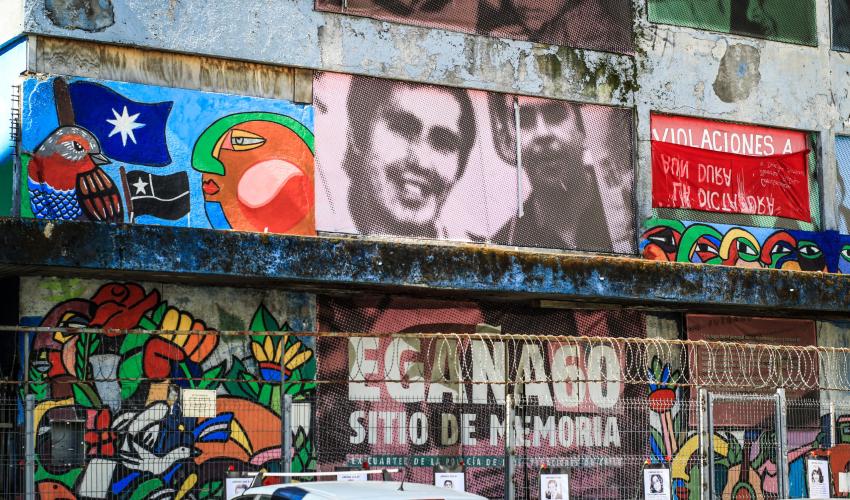 Frontis de Egaña 60. Está compuesto por murales, un lienzo que dice "Egaña 60, Sitio de Memoria" e imágenes de ejecutados políticos.