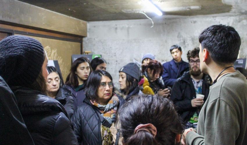 Visita guiada por Egaña 60. El guía está explicando cómo se utilizaba la sala al público, compuesto por personas de distintas edades. 