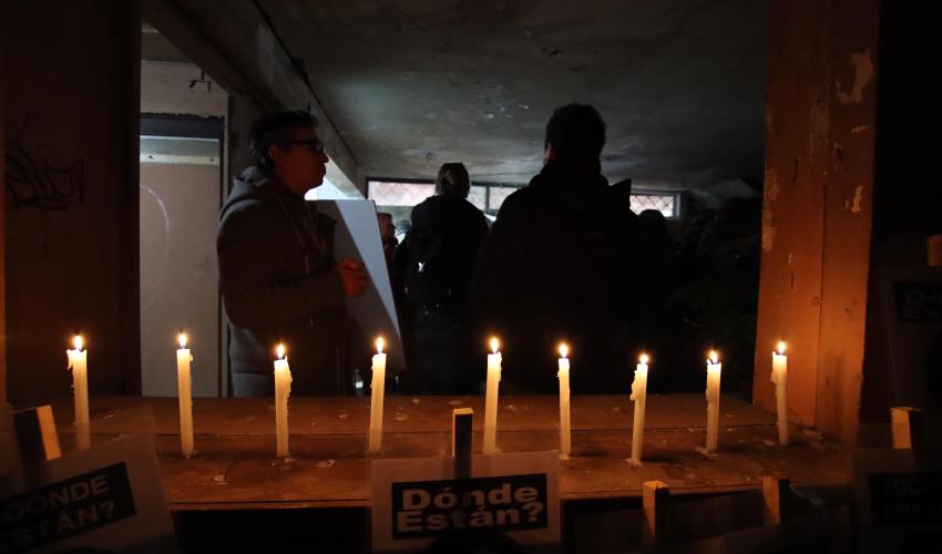 Velas en Egaña 60, prendidas en recuerdo de las víctimas de desaparición forzada y ejecutados políticos. 