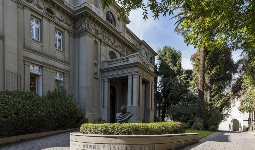 ¡El Palacio Bruna abre sus puertas este 23 de agosto en el Día de los Patrimonios de los niños, niñas y adolescentes! Si estabas esperando la oportunidad de recorrer este ícono patrimonial, este es el momento 🙂  Déjate sorprender por su imponente arquitectura y descubre la historia de la actual sede de la CNC.  ¡Atentos, tendremos sorpresas!  Cupos limitados.