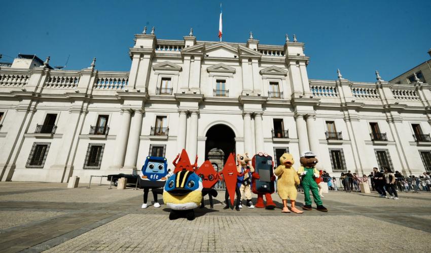 Grupo de corpóreos frente al Palacio de La Moneda
