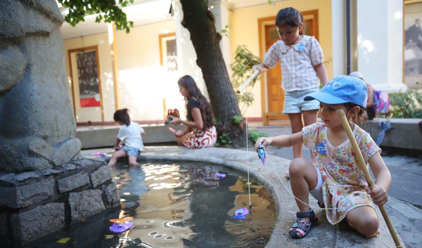 Imagen de niños en la pileta del museo