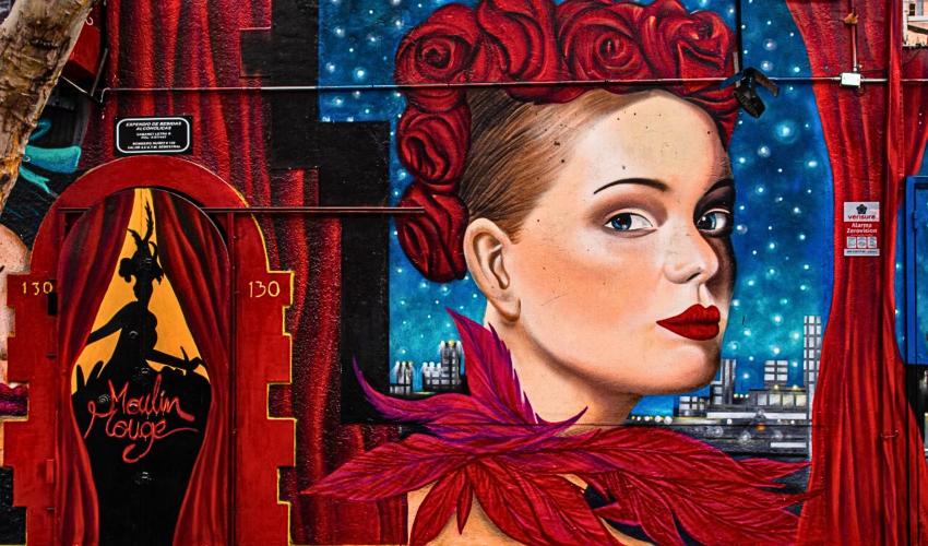 mural mostrando el rostro de un personaje que representa la diversidad en el barrio bellavista