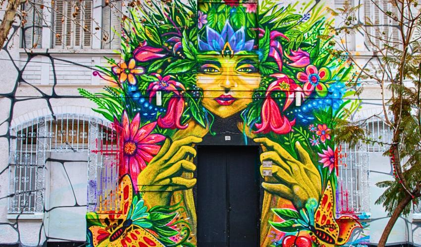 mural colorido en una calle del barrio bellavista