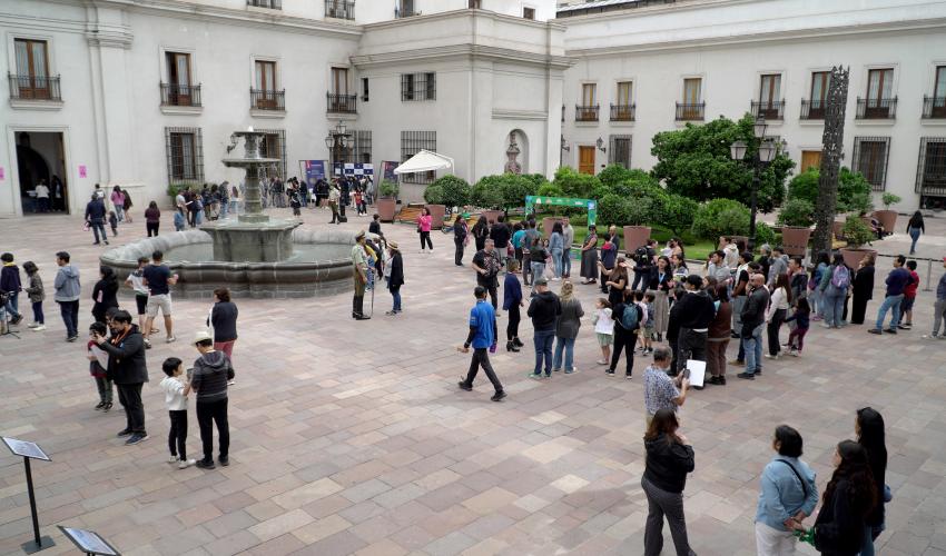 Numerosas personas participando y disfrutando del Día de los Patrimonios en el Patio de los Naranjos de La Moneda.