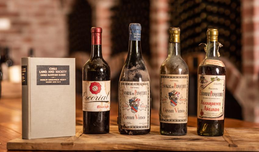 Botellas históricas desde 1931 y Libro  American Society sobre Chile en que aparece la Hacienda El Escorial ( 1936 )