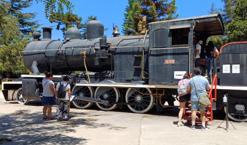 Foto de familias en la Locomotora 439 del Museo Ferroviario de Santiago