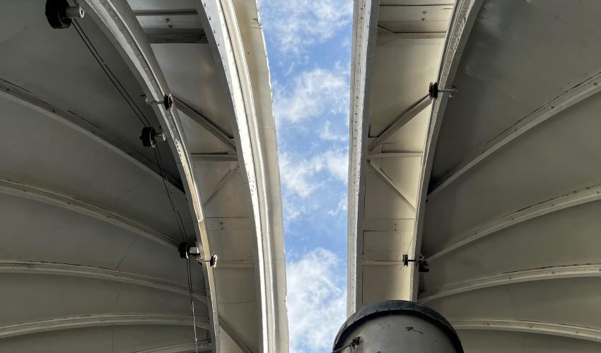 Fotografía diurna desde el interior del domo del Observatorio con la rendija abierta