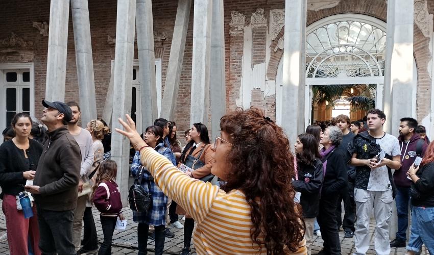 Grupo de personas realizando un recorrido guiado por las instalaciones del Palacio Pereira. 