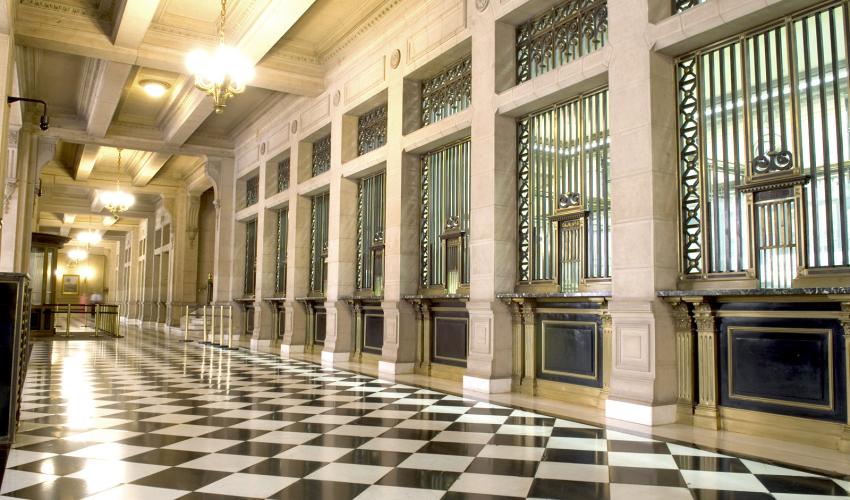 Hall del primer piso con cajas históricas del Banco Central, que antiguamente servían para el cambio en oro del dinero chileno.