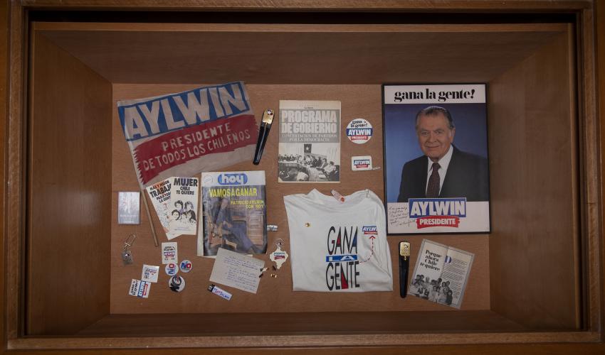 Vitrina con objetos de campaña presindencial del expresidente Patricio Aylwin Azócar